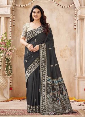 Garb These Festive And Party Wear Saree in Fine Colored.These Saree And Blouse is Fabricated On Banglori Handloom Raw Silk.Its Beautified With Woven Peacock Resham Pallu Designer.