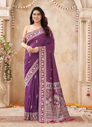 Garb These Festive And Party Wear Saree in Fine Colored.These Saree And Blouse is Fabricated On Banglori Handloom Raw Silk.Its Beautified With Woven Peacock Resham Pallu Designer.