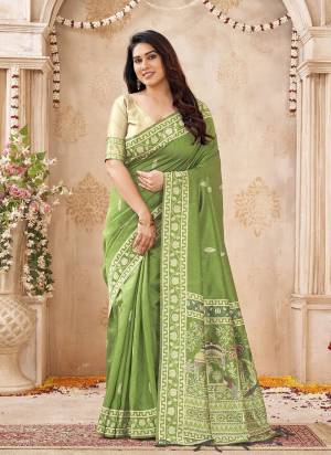 Garb These Festive And Party Wear Saree in Fine Colored.These Saree And Blouse is Fabricated On Banglori Handloom Raw Silk.Its Beautified With Woven Peacock Resham Pallu Designer.