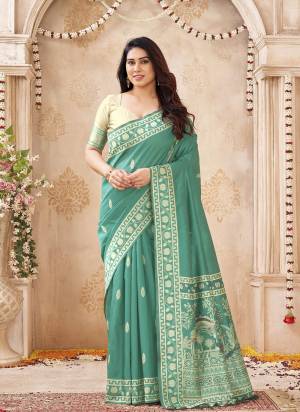 Garb These Festive And Party Wear Saree in Fine Colored.These Saree And Blouse is Fabricated On Banglori Handloom Raw Silk.Its Beautified With Woven Peacock Resham Pallu Designer.