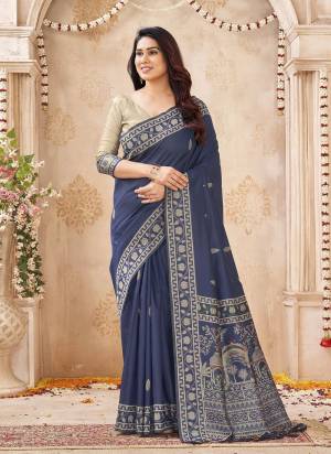 Garb These Festive And Party Wear Saree in Fine Colored.These Saree And Blouse is Fabricated On Banglori Handloom Raw Silk.Its Beautified With Woven Peacock Resham Pallu Designer.