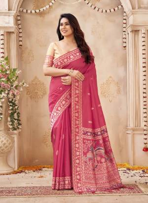 Garb These Festive And Party Wear Saree in Fine Colored.These Saree And Blouse is Fabricated On Banglori Handloom Raw Silk.Its Beautified With Woven Peacock Resham Pallu Designer.
