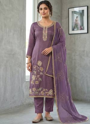 Looking These Suit in Fine Colored Pair With Bottom And Dupatta.These Top Are Salsa And Dupatta Are Fabricated On Nazmin Pair With Rayon Bottom.Its Beautified With Designer Bits Embroidery Work.