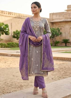 Looking These Suit in Fine Colored Pair With Bottom And Dupatta.These Top Are Salsa And Dupatta Are Fabricated On Nazmin Pair With Rayon Bottom.Its Beautified With Designer Bits Embroidery Work.