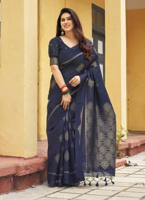 Looking These Festive And Party Wear Saree in Fine Colored.These Saree And Blouse is Fabricated On Khadi Raw Silk.Its Beautified With Woven Paithani Pallu Designer.
