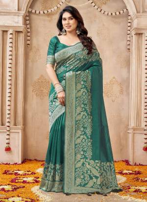Garb These Festive And Party Wear Saree in Fine Colored.These Saree And Blouse is Fabricated On Banglori Handloom Raw Silk.Its Beautified With Woven Peacock Jari Jaal Pallu Border Designer.