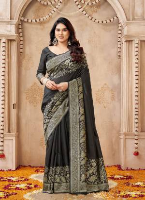 Garb These Festive And Party Wear Saree in Fine Colored.These Saree And Blouse is Fabricated On Banglori Handloom Raw Silk.Its Beautified With Woven Peacock Jari Jaal Pallu Border Designer.