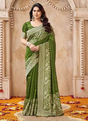 Garb These Festive And Party Wear Saree in Fine Colored.These Saree And Blouse is Fabricated On Banglori Handloom Raw Silk.Its Beautified With Woven Peacock Jari Jaal Pallu Border Designer.