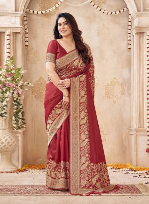 Garb These Festive And Party Wear Saree in Fine Colored.These Saree And Blouse is Fabricated On Banglori Handloom Raw Silk.Its Beautified With Woven Peacock Jari Jaal Pallu Border Designer.