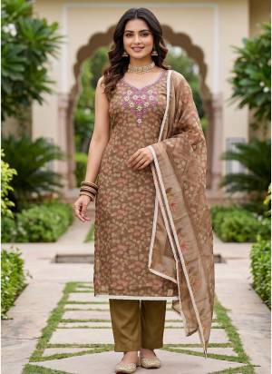 Garb These Suit in Fine Colored Pair With Bottom And Dupatta.These Top Are Lilen Simmer And Dupatta Are Fabricated On Lilen Simmer Pair With Rayon Bottom.Its Beautified With Designer Digitel Printed, Hand Work.