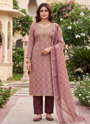 Garb These Suit in Fine Colored Pair With Bottom And Dupatta.These Top Are Lilen Simmer And Dupatta Are Fabricated On Lilen Simmer Pair With Rayon Bottom.Its Beautified With Designer Digitel Printed, Hand Work.