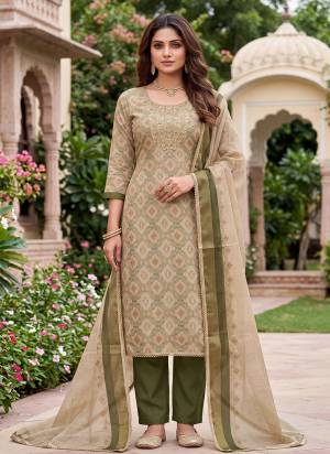 Garb These Suit in Fine Colored Pair With Bottom And Dupatta.These Top Are Lilen Simmer And Dupatta Are Fabricated On Lilen Simmer Pair With Rayon Bottom.Its Beautified With Designer Digitel Printed, Hand Work.