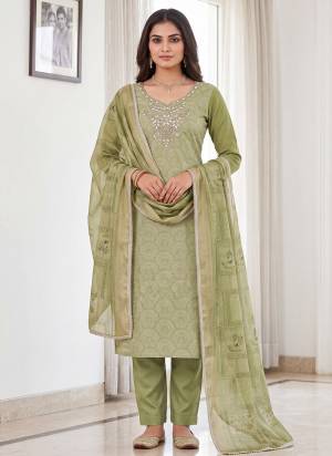 Garb These Suit in Fine Colored Pair With Bottom And Dupatta.These Top Are Lilen Simmer And Dupatta Are Fabricated On Lilen Simmer Pair With Rayon Bottom.Its Beautified With Designer Digitel Printed, Hand Work.