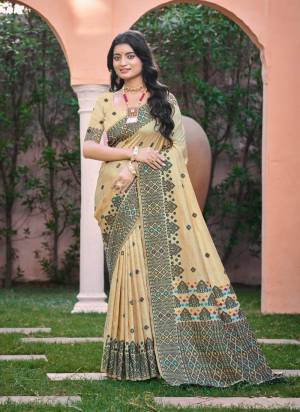 Garb These Fastive And Party Wear Saree in Fine Colored.These Saree And Blouse is Fabricated On Assam Silk.Its Beautified With Woven Thread Designer.