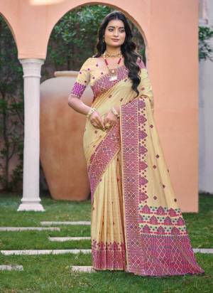 Garb These Fastive And Party Wear Saree in Fine Colored.These Saree And Blouse is Fabricated On Assam Silk.Its Beautified With Woven Thread Designer.
