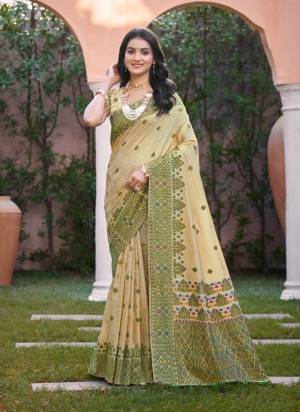 Garb These Fastive And Party Wear Saree in Fine Colored.These Saree And Blouse is Fabricated On Assam Silk.Its Beautified With Woven Thread Designer.
