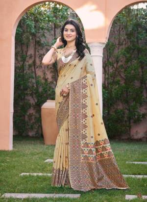 Garb These Fastive And Party Wear Saree in Fine Colored.These Saree And Blouse is Fabricated On Assam Silk.Its Beautified With Woven Thread Designer.