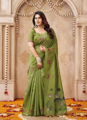 Looking These Festive And Party Wear Saree in Fine Colored.These Saree And Blouse is Fabricated On Jute Linen.Its Beautified With Weaving Pichwai Pallu And Lotus Butti Reasham Designer.