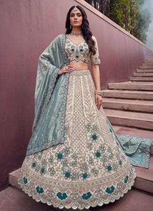 For A Fancy Designer Look,Grab These Lehenga Choli With Dupatta in Fine Colored.These Lehenga And Choli Are Silk And Dupatta Are Fabricated On Soft Banarasi Pair.Its Beautified With Motif Beads,Sequance,Thread Embroidery Work. 