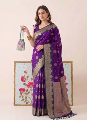 Garb These Fastive And Party Wear Saree in Fine Colored.These Saree And Blouse is Fabricated On Silk.Its Beautified With Weaving Jari Designer.
