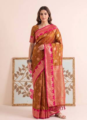 Garb These Fastive And Party Wear Saree in Fine Colored.These Saree And Blouse is Fabricated On Silk.Its Beautified With Weaving Jari Designer.