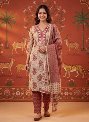 Garb These Suit in Fine Colored Pair With Bottom And Dupatta.These Top Are Cotton And Bottom Are Fabricated On Cotton Pair With Cotton Dupatta.Its Beautified With Designer Printed.