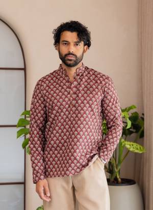 For A festive Wear,Grab These Readymade Short Kurta in Fine Colored.These Kurta is Fabricated On Swiss Linen With Designer Printed.Buy Now.