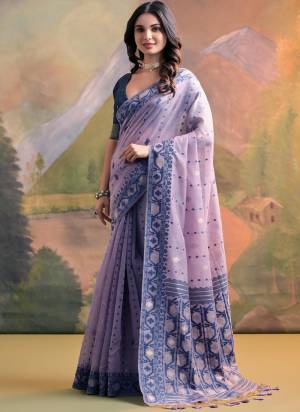 Garb These Festive Wear Saree in Fine Colored.These Saree And Blouse is Fabricated On Muga Cotton.Its Beautified With Multy Thread Jamdani Weaving Designer.