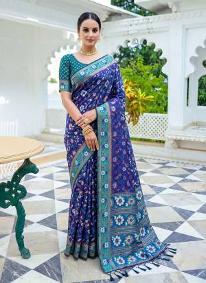 Garb These Fastive And Party Wear Saree in Fine Colored.These Saree And Blouse is Fabricated On Silk.Its Beautified With Weaving Jacquard Designer.
