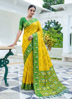 Garb These Fastive And Party Wear Saree in Fine Colored.These Saree And Blouse is Fabricated On Silk.Its Beautified With Weaving Jacquard Designer.