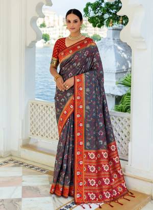 Garb These Fastive And Party Wear Saree in Fine Colored.These Saree And Blouse is Fabricated On Silk.Its Beautified With Weaving Jacquard Designer.