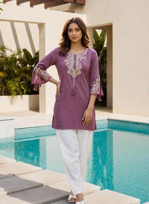 Looking These Beautiful Looking Readymade Tunic Kurti.These Kurti Are Fabricated On Rayon.Its Beautified With Designer Embroidery Work.