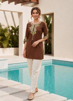 Looking These Beautiful Looking Readymade Tunic Kurti.These Kurti Are Fabricated On Rayon.Its Beautified With Designer Embroidery Work.