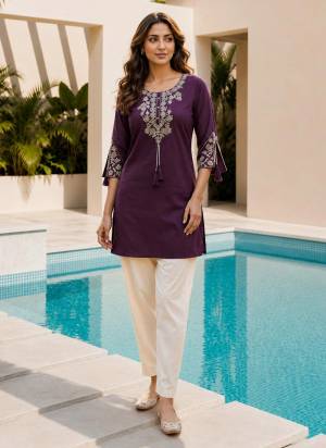 Looking These Beautiful Looking Readymade Tunic Kurti.These Kurti Are Fabricated On Rayon.Its Beautified With Designer Embroidery Work.