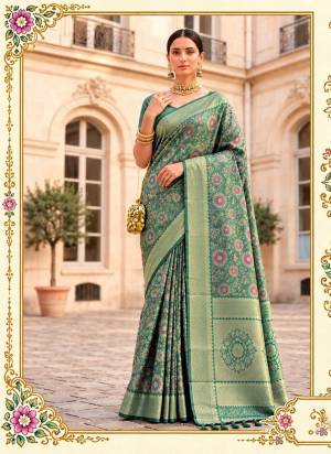 Garb These Fastive And Party Wear Saree in Fine Colored.These Saree And Blouse is Fabricated On Banarasi Silk.Its Beautified With Woven Jacquard Designer.