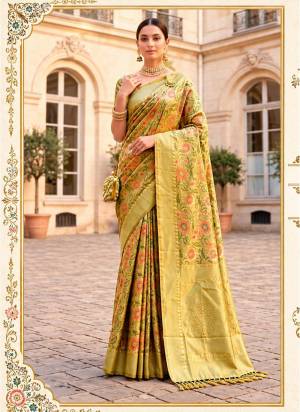 Garb These Fastive And Party Wear Saree in Fine Colored.These Saree And Blouse is Fabricated On Banarasi Silk.Its Beautified With Woven Jacquard Designer.