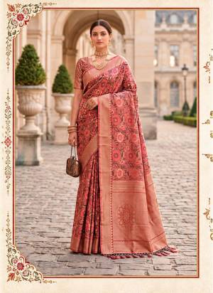 Garb These Fastive And Party Wear Saree in Fine Colored.These Saree And Blouse is Fabricated On Banarasi Silk.Its Beautified With Woven Jacquard Designer.