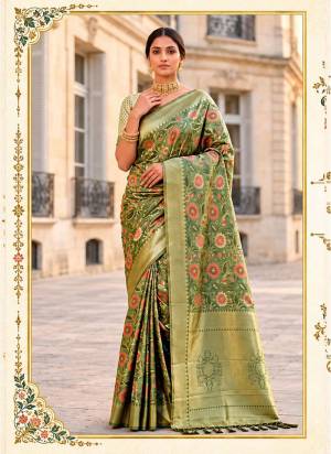 Garb These Fastive And Party Wear Saree in Fine Colored.These Saree And Blouse is Fabricated On Banarasi Silk.Its Beautified With Woven Jacquard Designer.