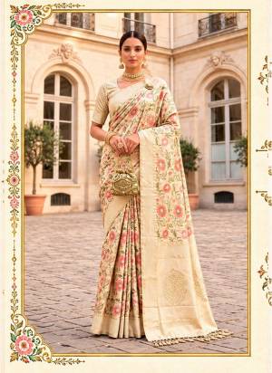 Garb These Fastive And Party Wear Saree in Fine Colored.These Saree And Blouse is Fabricated On Banarasi Silk.Its Beautified With Woven Jacquard Designer.