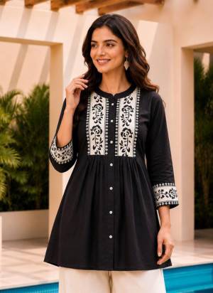 Garb These Beautiful Looking Readymade Tunic Kurti.These Kurti Are Fabricated On Dabu Cotton.Its Beautified With Designer Embroidery Work.