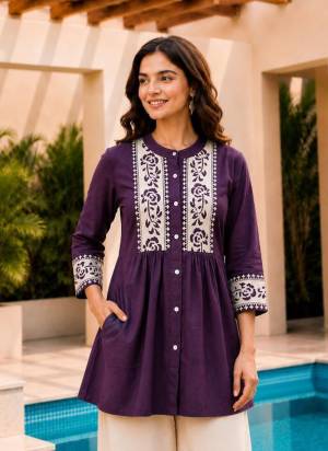 Garb These Beautiful Looking Readymade Tunic Kurti.These Kurti Are Fabricated On Dabu Cotton.Its Beautified With Designer Embroidery Work.