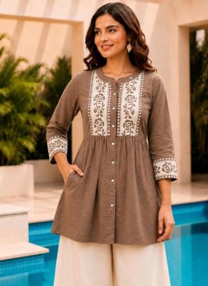 Garb These Beautiful Looking Readymade Tunic Kurti.These Kurti Are Fabricated On Dabu Cotton.Its Beautified With Designer Embroidery Work.