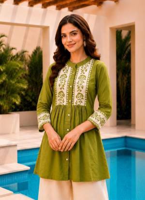 Garb These Beautiful Looking Readymade Tunic Kurti.These Kurti Are Fabricated On Dabu Cotton.Its Beautified With Designer Embroidery Work.