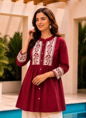 Garb These Beautiful Looking Readymade Tunic Kurti.These Kurti Are Fabricated On Dabu Cotton.Its Beautified With Designer Embroidery Work.