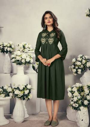 Grab This Readymade Long Kurti In Fine Color Fabricated On Rayon Beautified With Heavy Embroidery With Feeding Both Side Zip. It Is Light In Weight And Easy To Carry All Day Long. 