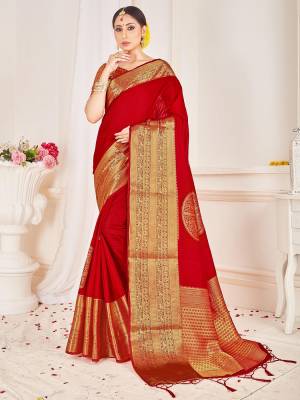 Look Attractive Wearing This Red Colored Saree Paired With Blouse.  This Heavy Wevon Jacquard Designer Saree Is Banarasi Silk Based Which Gives A Rich Look To Your Personality. Buy This Pretty Saree Now.