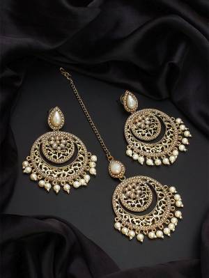 Give An Enhanced Look To Your Personality By Pairing Up This Beautiful Maangtika With Your Ethnic Attire. This Pretty Set Is In Golden Color Beautified With Kundan Work. Buy Now.