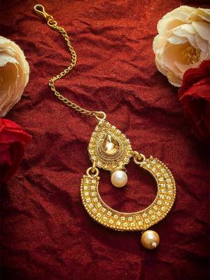 Give An Enhanced Look To Your Personality By Pairing Up This Beautiful Maangtika With Your Ethnic Attire. This Pretty Set Is In Golden Color Beautified With Pearl And Diamond Work. Buy Now.