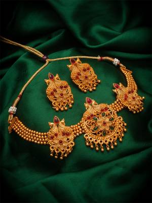 Give An Enhanced Look To Your Personality By Pairing Up This Beautiful Nacklace Set With Your Ethnic Attire. This Pretty Set Is In Rose Gold Color Beautified With Temple Work. Buy Now.