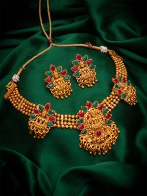 Give An Enhanced Look To Your Personality By Pairing Up This Beautiful Nacklace Set With Your Ethnic Attire. This Pretty Set Is In Rose Gold Color Beautified With Temple Work. Buy Now.